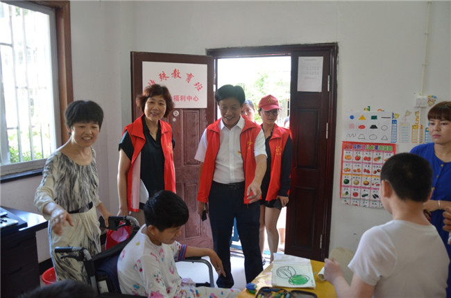 城投集團(tuán)開(kāi)展“傳承紅色基因，敬老愛(ài)幼先行” 現(xiàn)場(chǎng)獻(xiàn)愛(ài)心活動(dòng)
