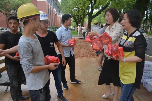 炎炎夏日送清涼，點滴關(guān)懷暖人心——城投集團各黨支部開展“送清涼”慰問一線員工活動
