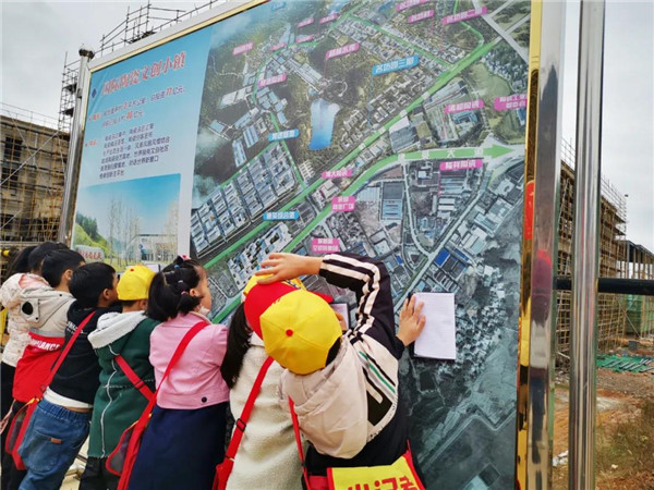 “千人市民觀察團(tuán)”走進(jìn)城投集團(tuán)龍山湖公園、陶瓷產(chǎn)業(yè)加速基地等項(xiàng)目