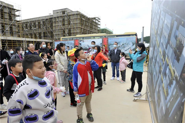 “千人市民觀察團(tuán)”走進(jìn)城投集團(tuán)龍山湖公園、陶瓷產(chǎn)業(yè)加速基地等項(xiàng)目