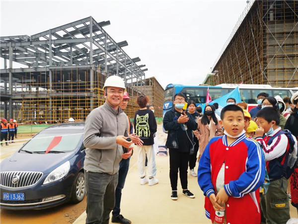 “千人市民觀察團(tuán)”走進(jìn)城投集團(tuán)龍山湖公園、陶瓷產(chǎn)業(yè)加速基地等項(xiàng)目