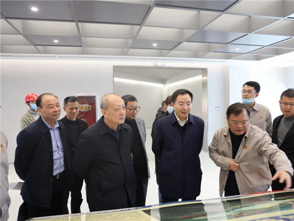 市委常委、常務(wù)副市長鄧永翔現(xiàn)場調(diào)研城投集團(tuán)產(chǎn)業(yè)項(xiàng)目