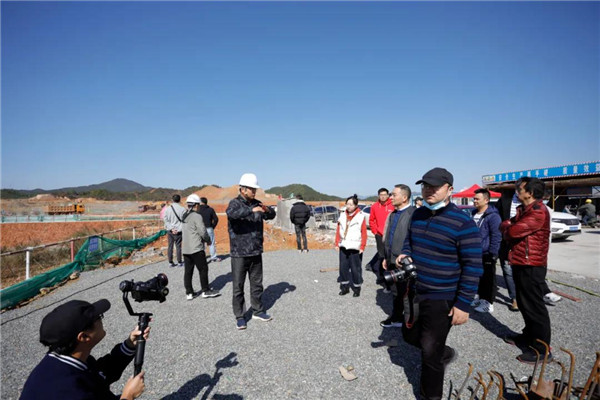 記者節(jié)：媒體聚焦昌南新區(qū)、城投集團重點項目建設(shè)工地