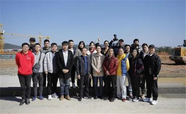 記者節(jié)：媒體聚焦昌南新區(qū)、城投集團重點項目建設(shè)工地