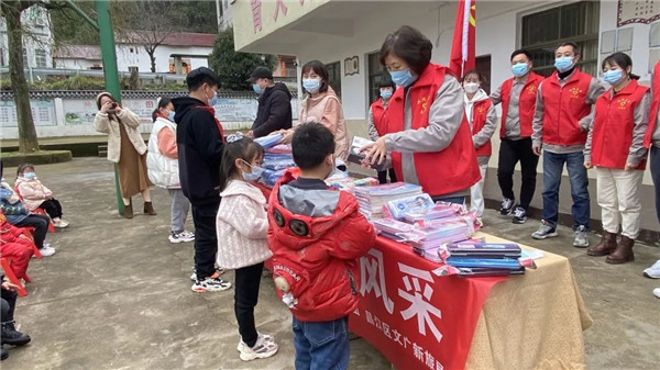 市城投集團(tuán)開展“黨建引領(lǐng)學(xué)雷鋒，志愿服務(wù)展風(fēng)采”送溫暖活動