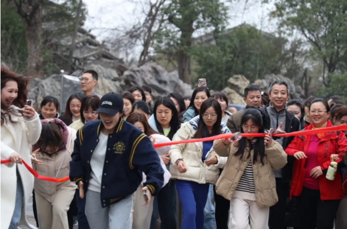 市城投集團開展“團結(jié)一心 拼搏進取 奮戰(zhàn)2025”迎新年登山、健步走活動